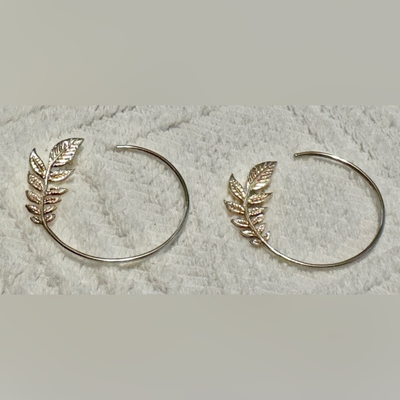 Earrings - sterling silver olive leaf 1” hoops - pre-loved - no discoloration - Picture 7 of 10